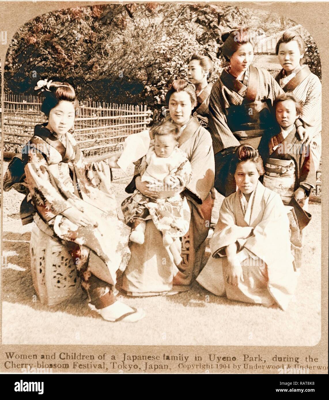 Le donne e i bambini di una famiglia giapponese nel parco Uyeno, durante il Cherry Blossom Festival, Tokyo, Giappone, c. 1904 reinventato Foto Stock