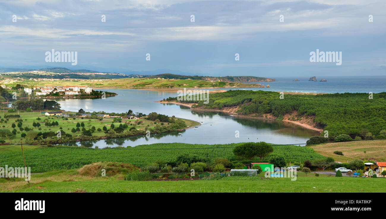 Il fiume Mogro estuario, Cantabria, Spagna settentrionale Foto Stock