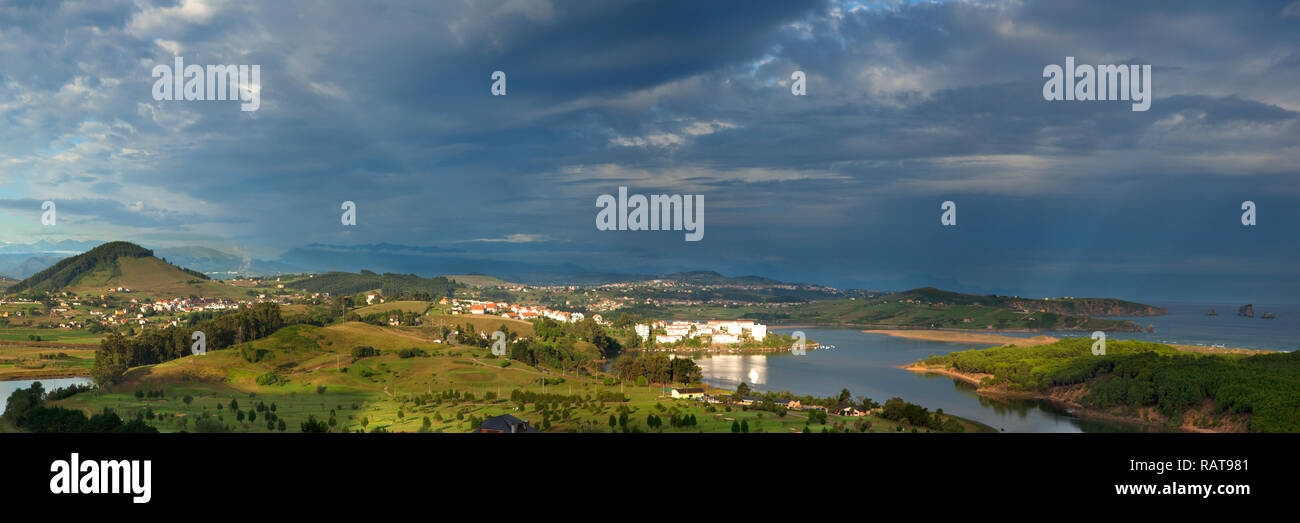 Il fiume Mogro estuario, Cantabria, Spagna settentrionale Foto Stock