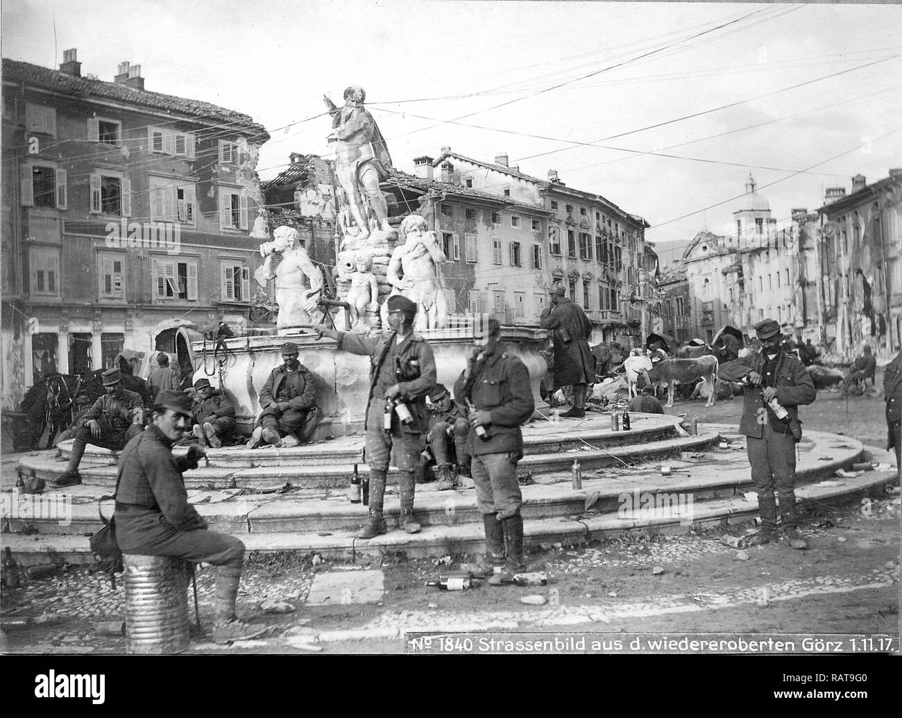 Austro-soldati ungheresi con bottiglie nella piazza principale di Gorizia - Italia, dopo l'occupazione nel 1917 (1. 11. 1917) Foto Stock