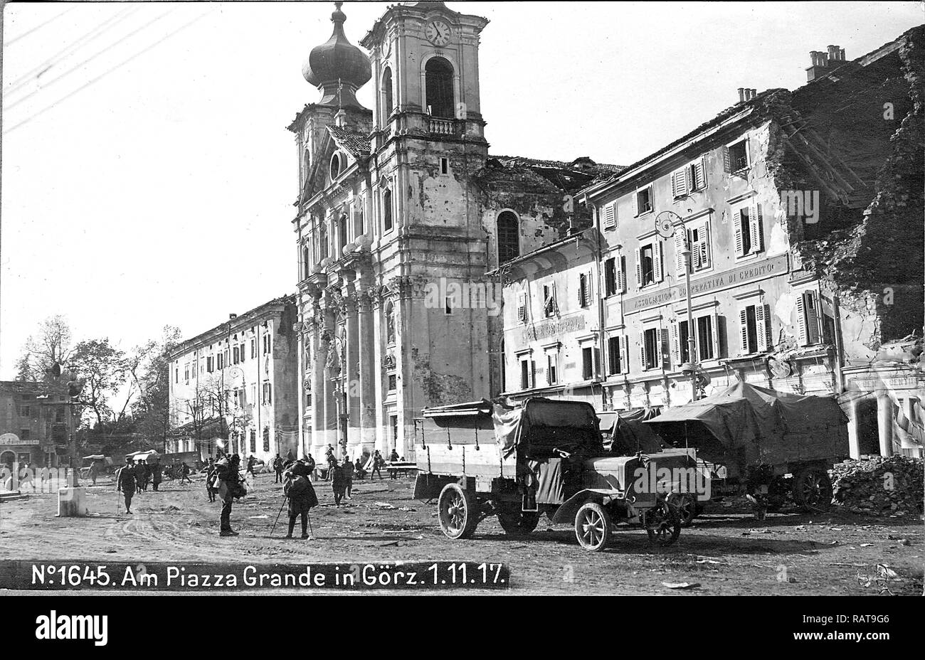 Austro-soldati ungheresi nella piazza principale di Gorizia - Italia, dopo l'occupazione nel 1917 (1. 11. 1917) Foto Stock