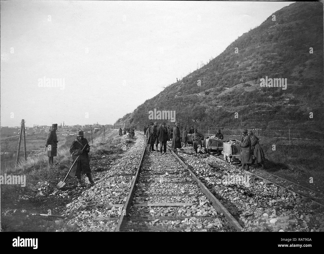 WW1 - Militari Italiani prigionieri sono la riparazione del gorizia - cormons ferrovia militare Foto Stock