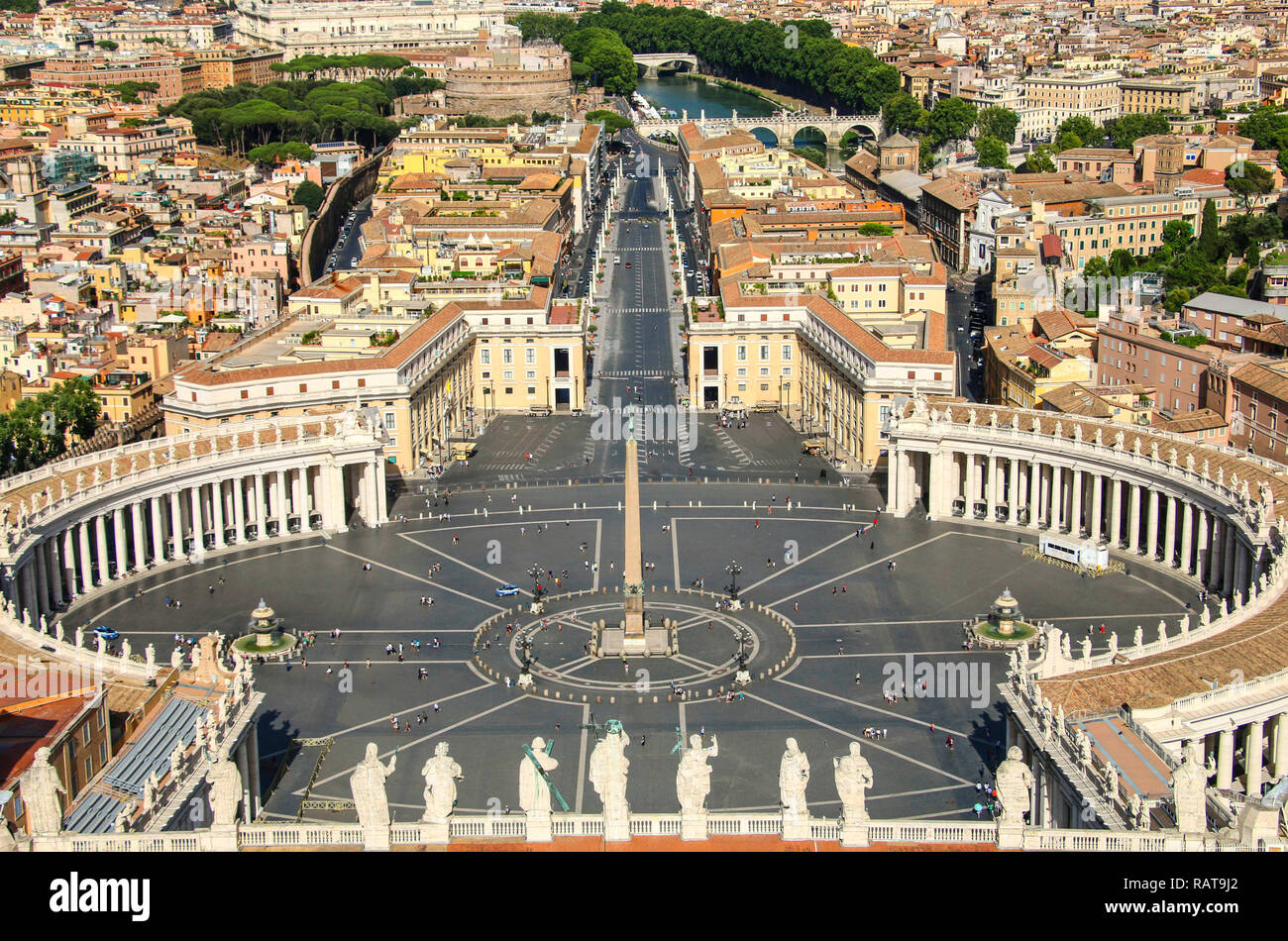 Vista dalla Basilica di San Pietro.San Piazza San Pietro e Piazza San Pietro nella Città del Vaticano. L'Italia. Foto Stock