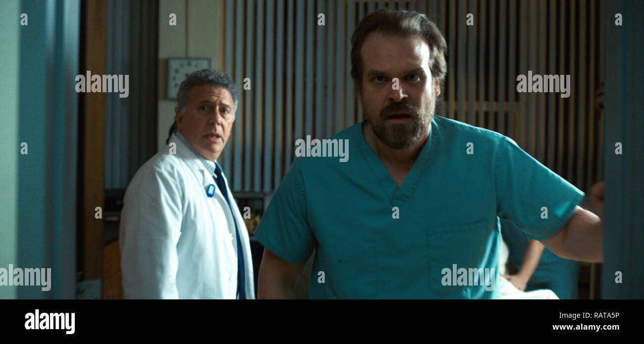 Paul Reiser, David Harbour, 'Stranger cose' stagione 2 (2017) Credito: Netflix / Hollywood Archive Foto Stock