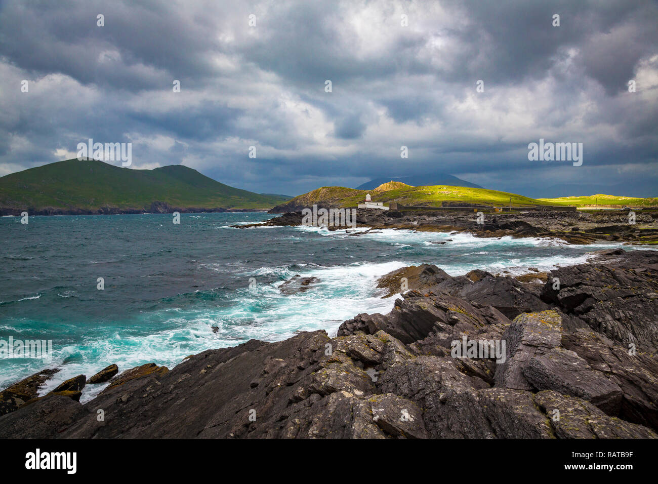 Scogliere am Cromwell Point Lighthouse auf Valentia Island, Co. Kerry, Irlanda Foto Stock