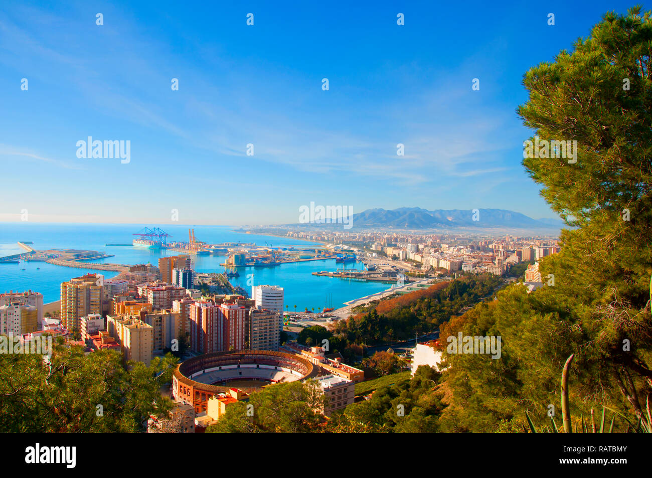 Vista sul mare mediterraneo, edifici, alberi di pino e montagne. Malaga, Spagna Foto Stock
