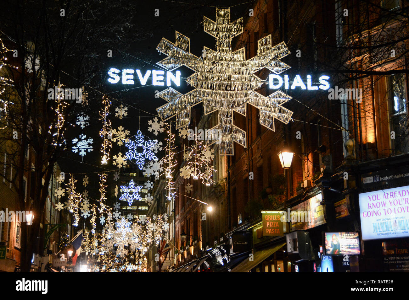 Luci e decorazioni natalizie presso il Seven Dials, London, England, Regno Unito Foto Stock