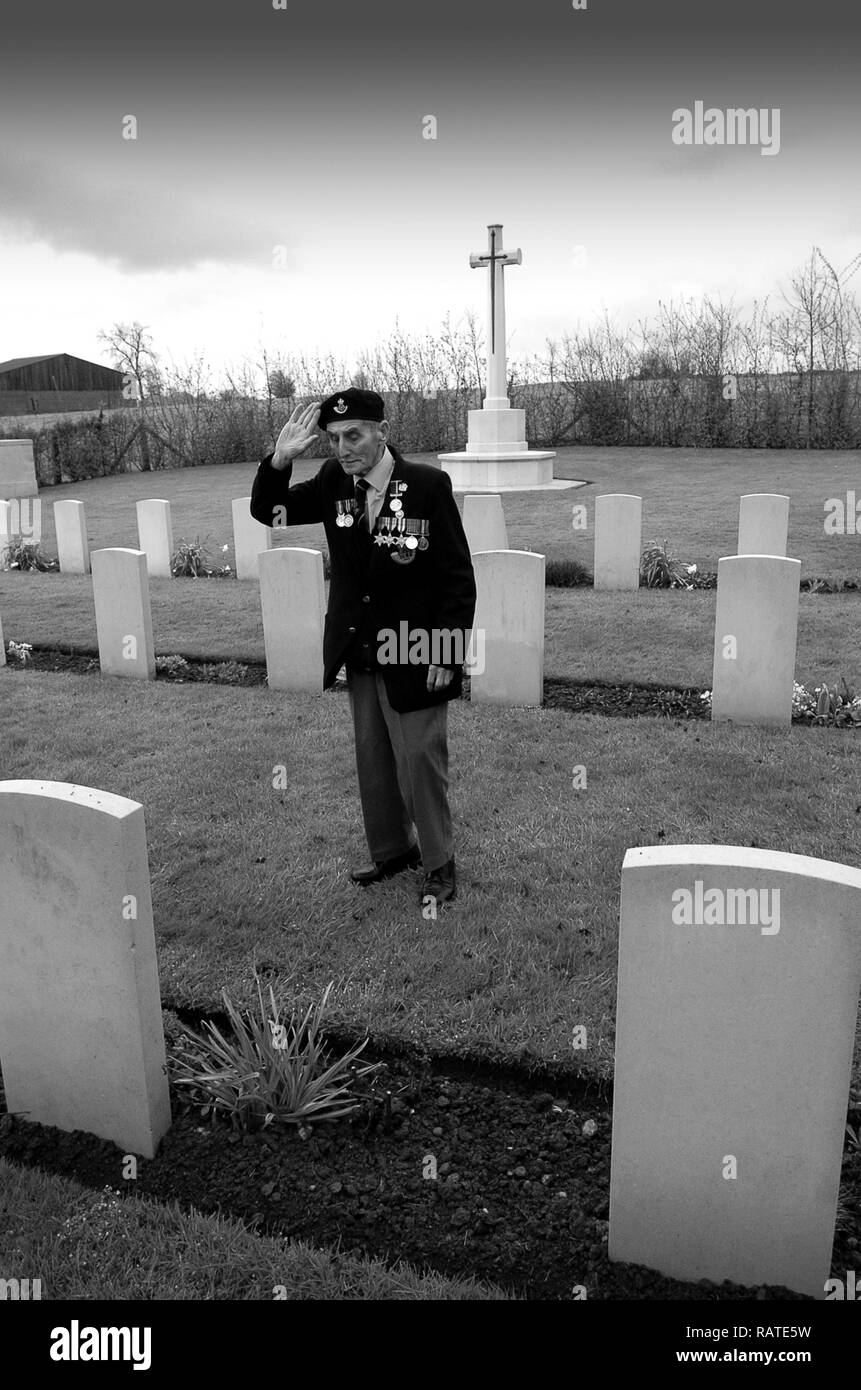 D-Day soldato veterano Ken Lieghfield della fanteria leggera Durham salutando i compagni caduti nel cimitero di Gerusalemme in Normandia Francia 2004 Foto Stock