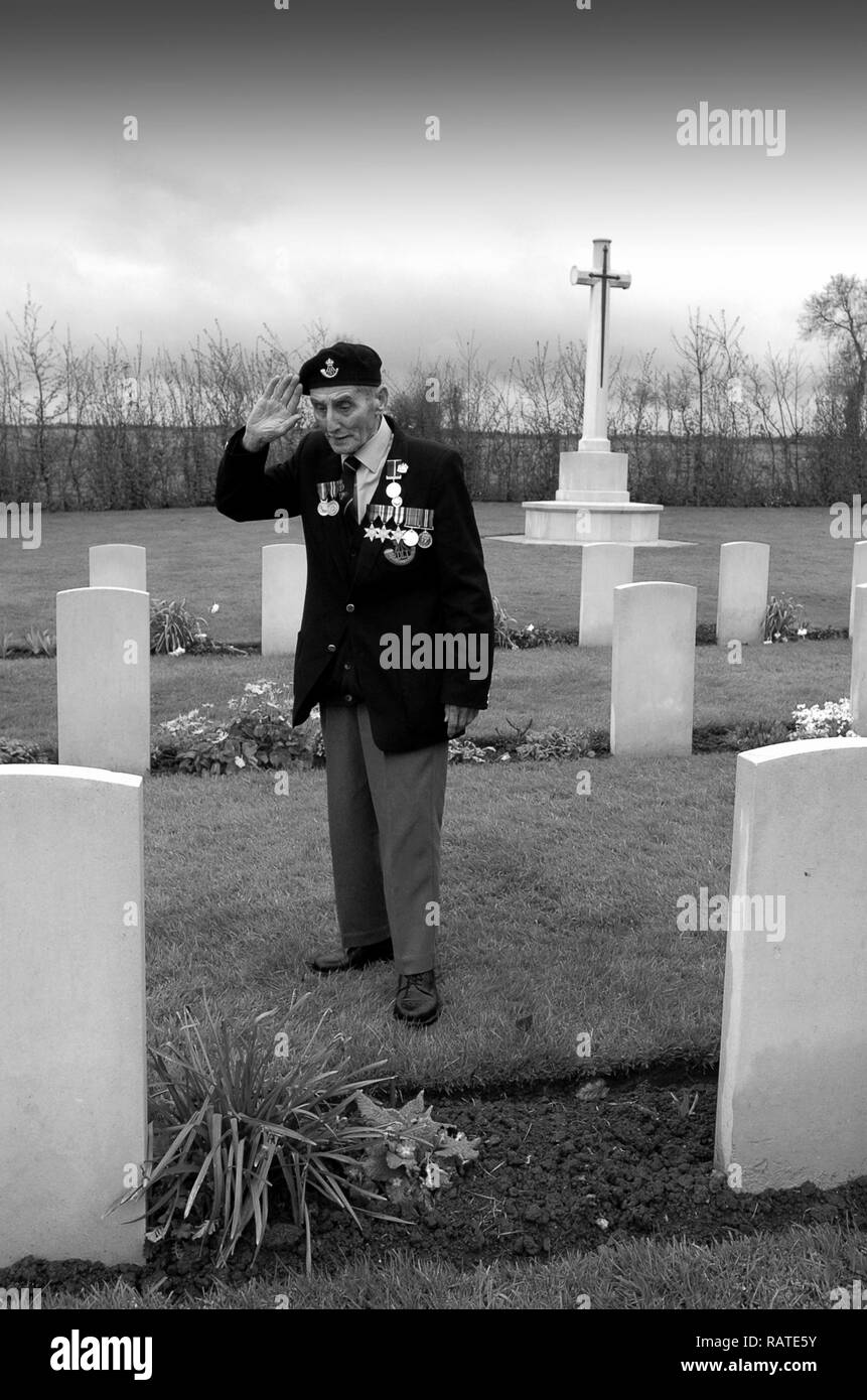 D-Day soldato veterano Ken Lieghfield della fanteria leggera Durham salutando i compagni caduti nel cimitero di Gerusalemme in Normandia Francia 2004 Foto Stock