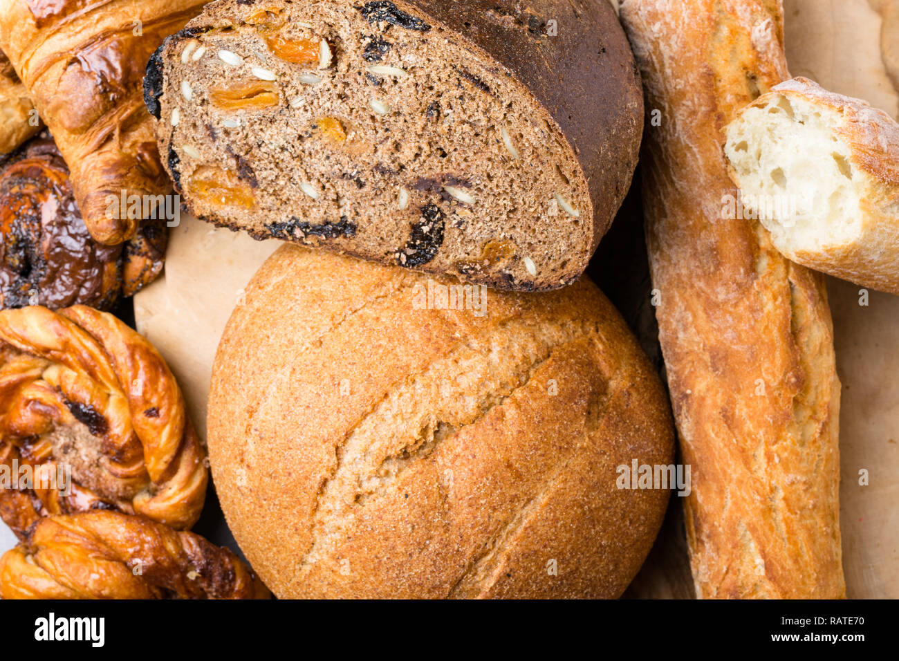 Varietà di gustosi piatti freschi panini e focaccine dolci sul tavolo di legno Foto Stock