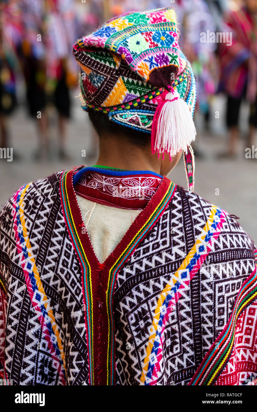 Il quechua boy indossando il costume tradizionale (compresi chullo), Pisac mercato domenicale, Pisac, Perù Foto Stock