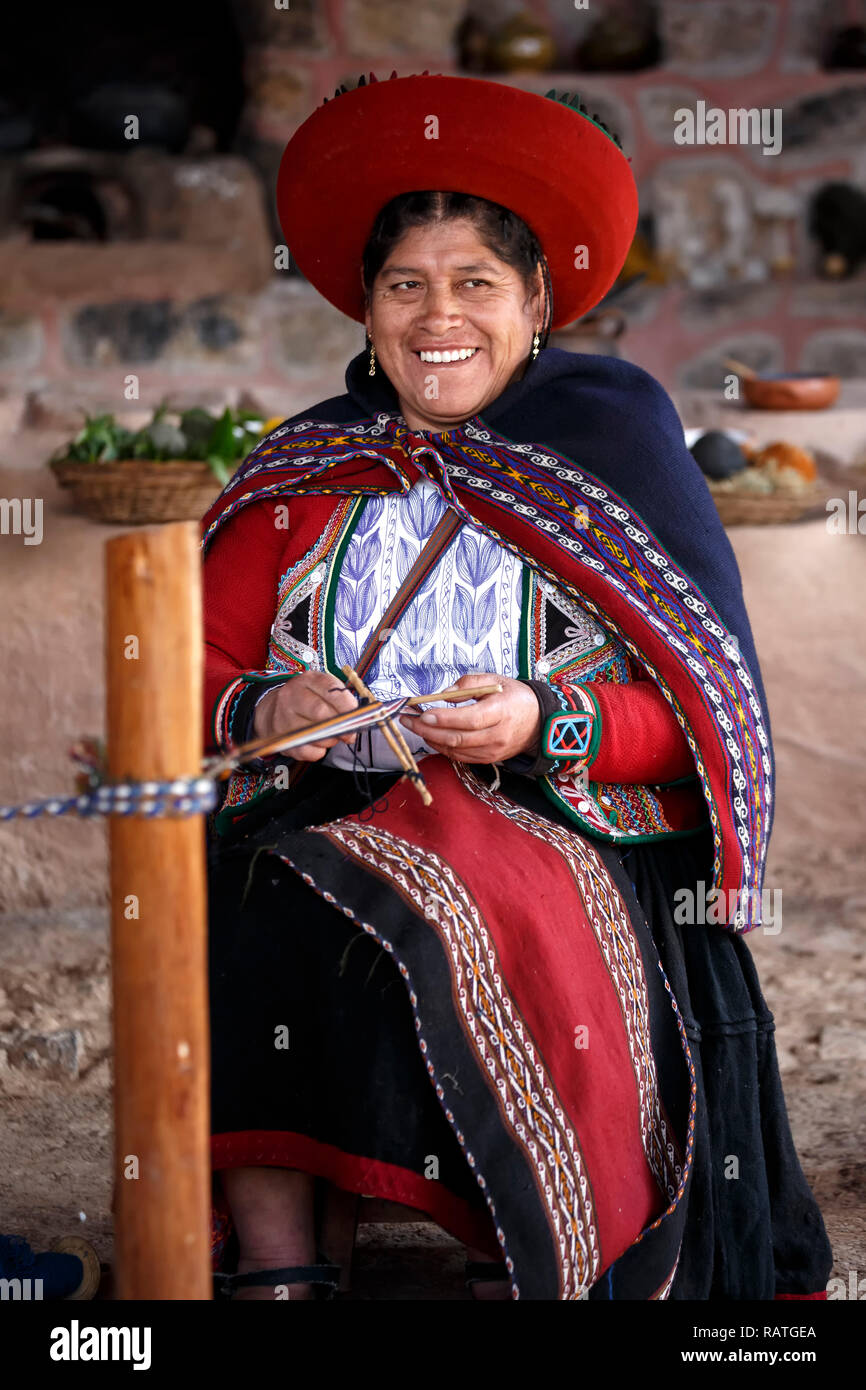 Il quechua donna tessitura di un alpaca scialle, Balcon del Inka tessitori co-op, Chinchero, Cusco, Perù Foto Stock