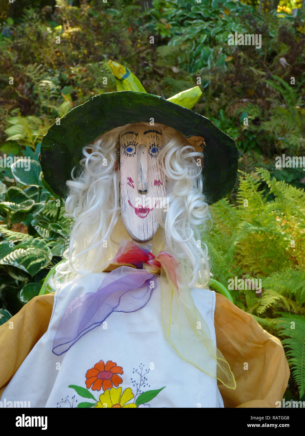 Variopinto autunno donna spaventapasseri vestito per la cena di raccolto con un cappello e viso dipinto, Yarmouth Community Garden, Maine, USA Foto Stock