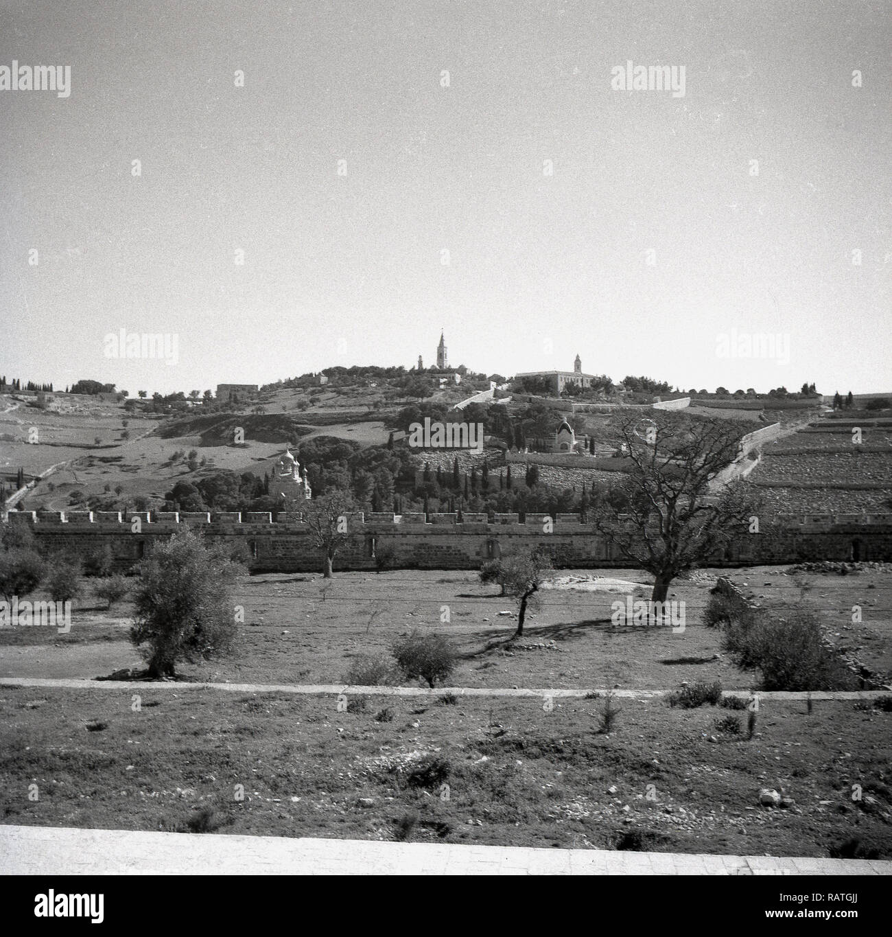 1940, storica, Gerusalemme e 'il Monte degli Ulivi' come si vede in quest'epoca. La collina o cresta montuosa prende il nome dagli oliveti che ne coprivano le pendici ed è famosa per i numerosi eventi biblici che si sono svolti nel corso dei secoli. Citato sia nel Vecchio che nel nuovo testamento della Bibbia, il monte è considerato un luogo sacro e di grande significato religioso e culturale. Foto Stock