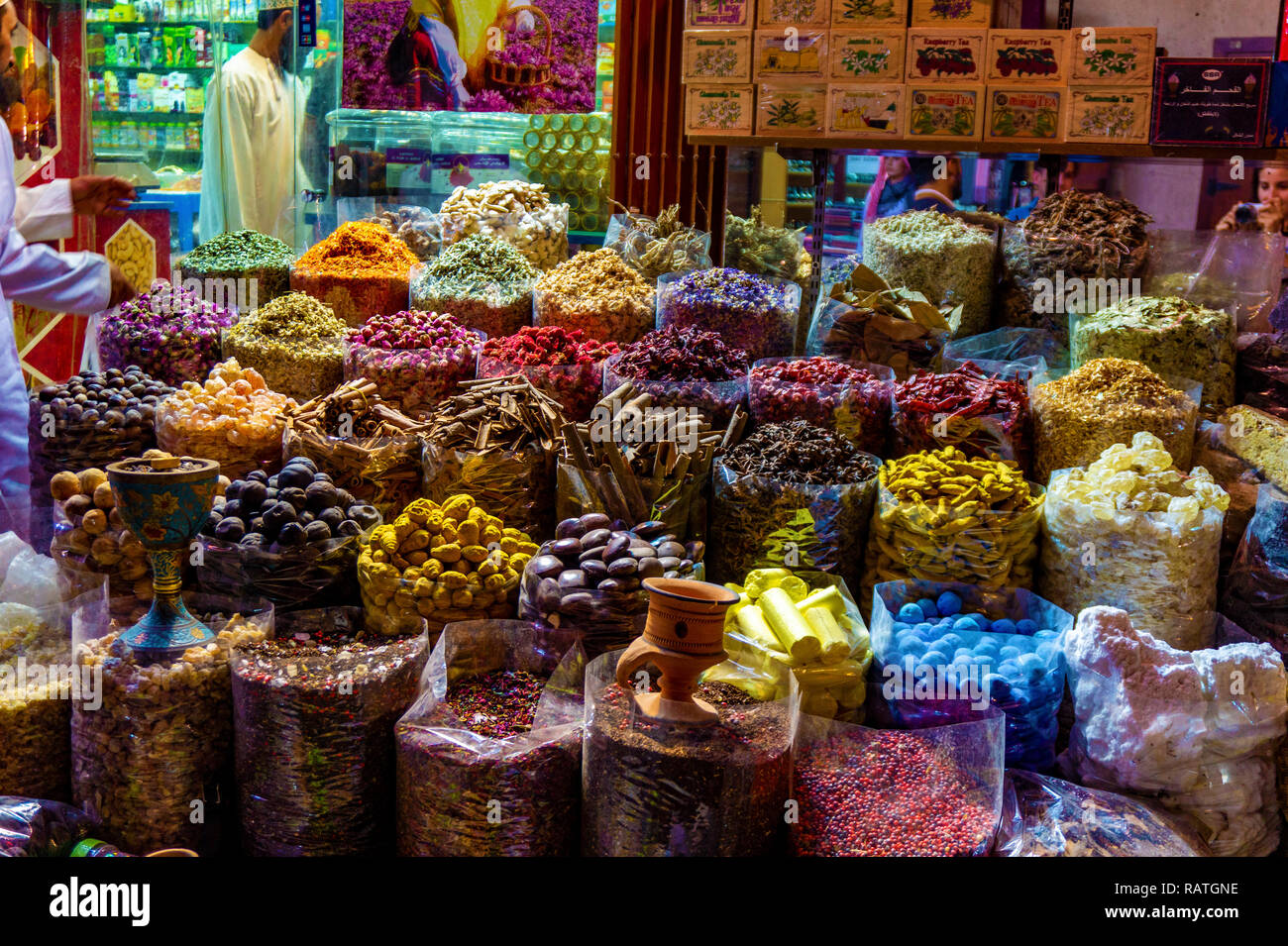 Colorate diverse spezie nel mercato spice souk nel vecchio rustico di Dubai Foto Stock