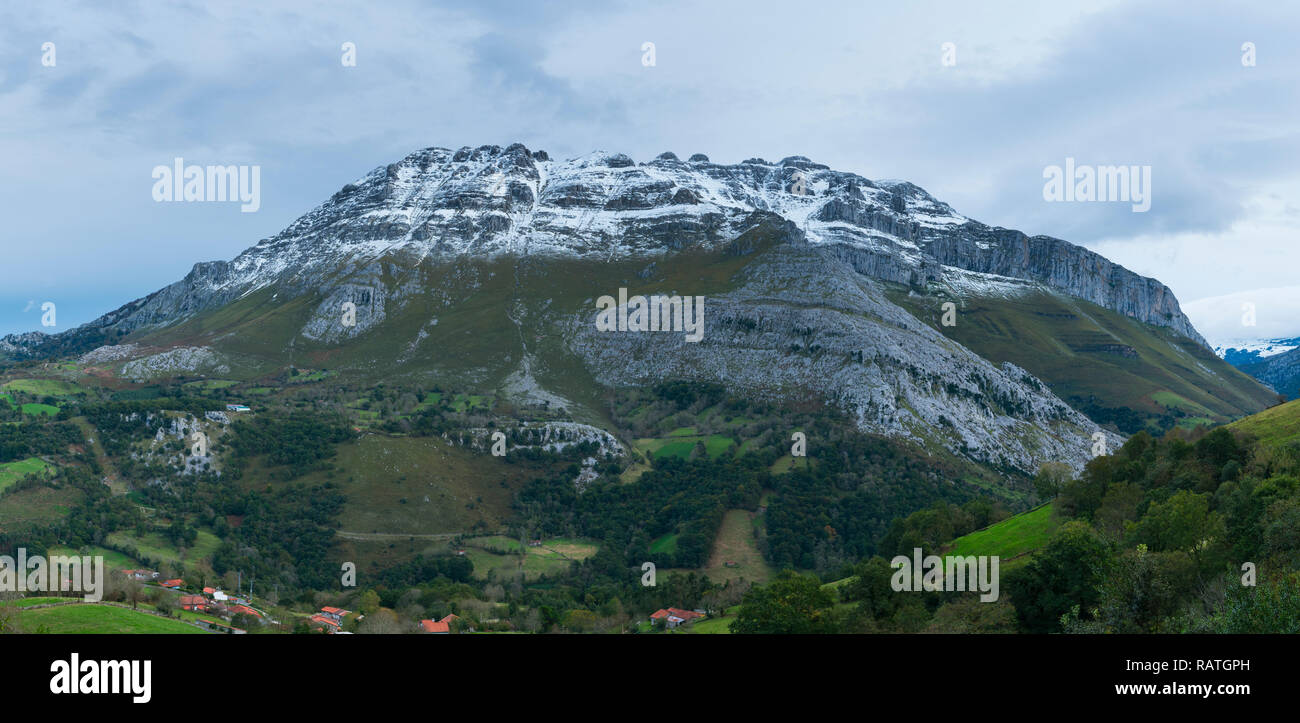 Vista dal Rupestre Ermita de San Juan de Socueva, Socueva, Arredondo, Valles Pasiegos, Cantabria, Spagna, Europa Foto Stock