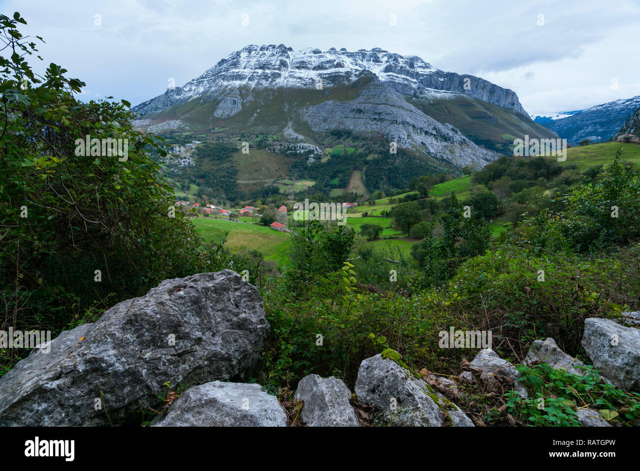 Vista dal Rupestre Ermita de San Juan de Socueva, Socueva, Arredondo, Valles Pasiegos, Cantabria, Spagna, Europa Foto Stock