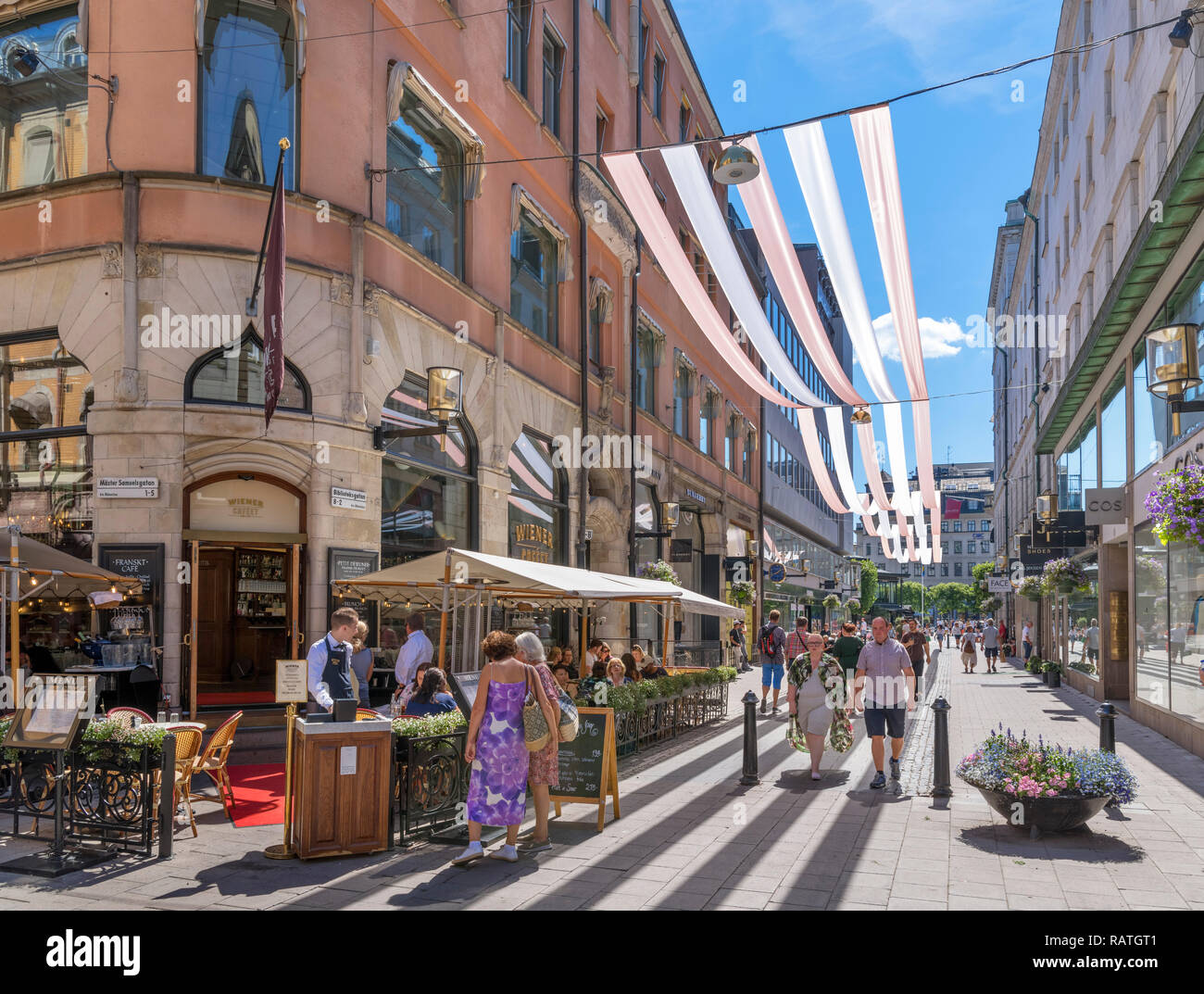 Wiener Cafeet e negozi su Biblioteksgatan, una importante strada per lo shopping nel centro della città, Norrmalm, Stoccolma, Svezia Foto Stock