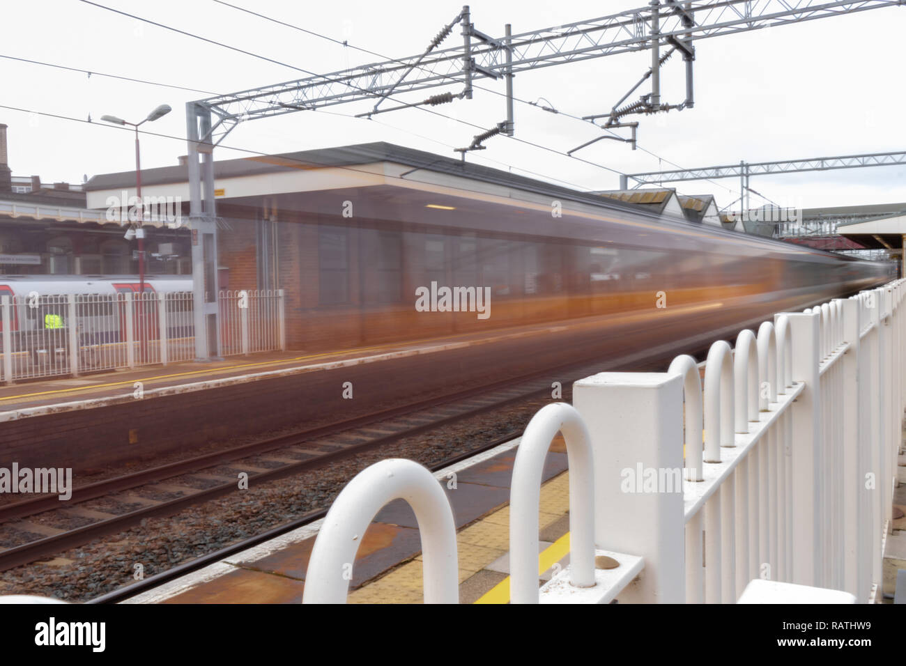 Treno ad alta velocità si sposta attraverso la stazione Foto Stock