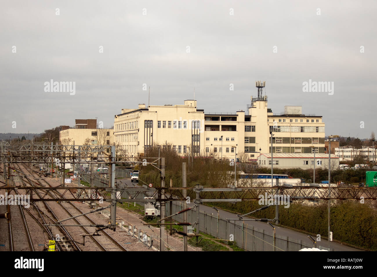 Grande fabbrica di edificio di stile accanto alle linee ferroviarie nel Nord di Londra Foto Stock