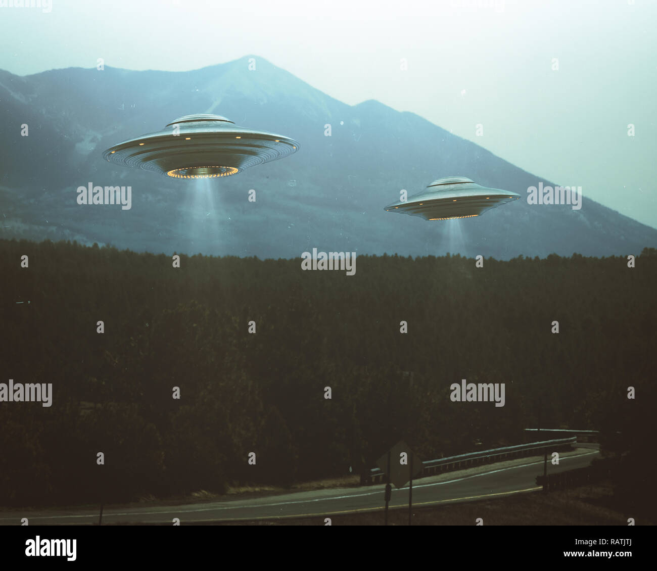 Oggetto Volante non Identificato. Due UFO volare sopra una strada tra gli alberi. 3D illustrazione foto retrò vintage. Rumore e difetti della vecchia pellicola fotografica. Foto Stock