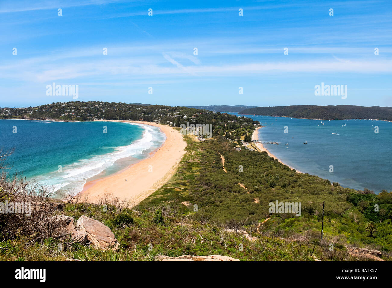 Palm Beach a Sydney come si vede dalla testa Barrenjoey viewpoint in una limpida giornata estiva con spiaggia perfetta viste (Sydney, Australia) Foto Stock
