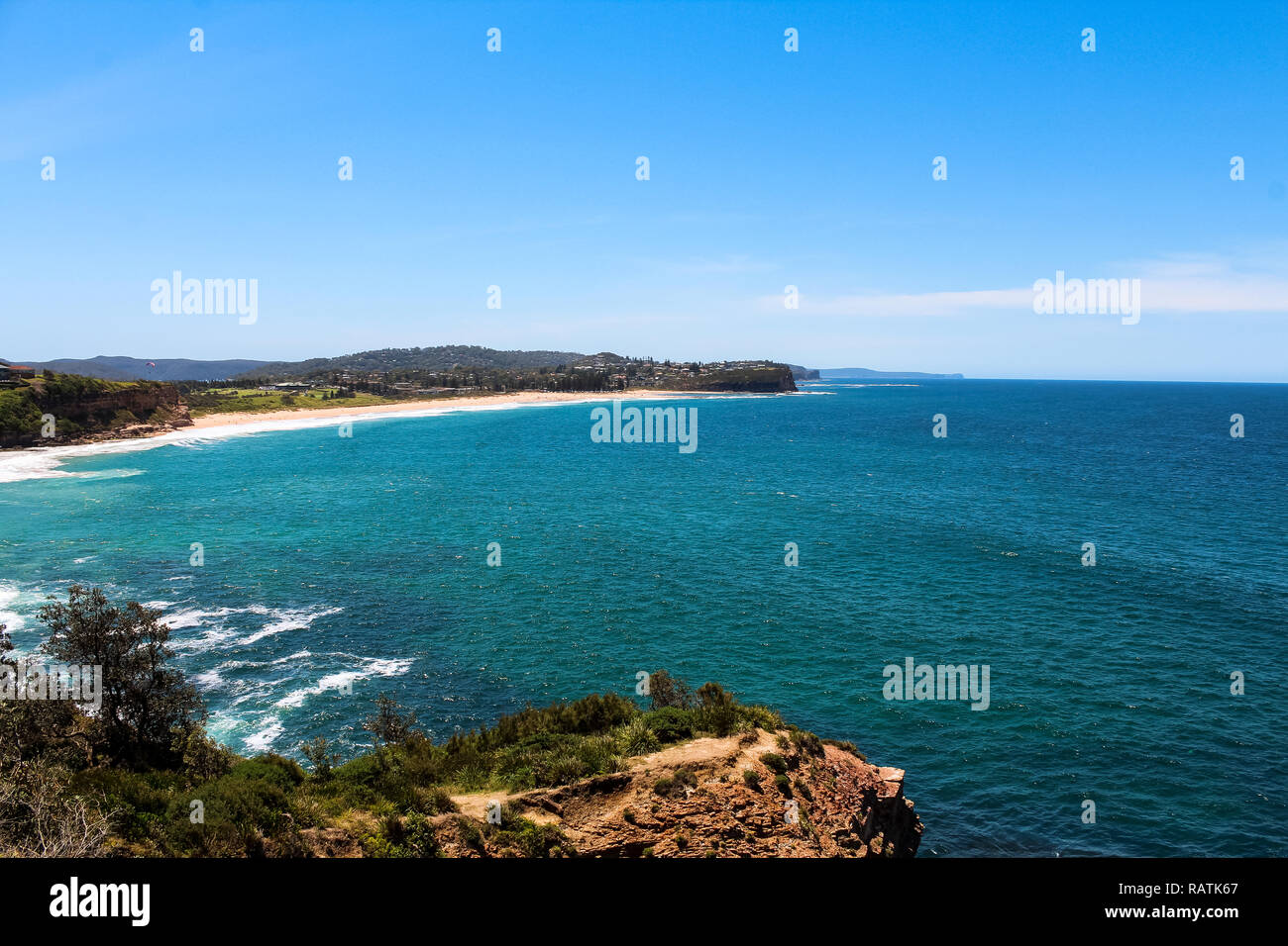 Testa Turimetta Viewpoint guardando verso Mona Vale Beach, uno di Sydney Nord spiagge su una nuvola libero estate giorno (Sydney, Australia) Foto Stock