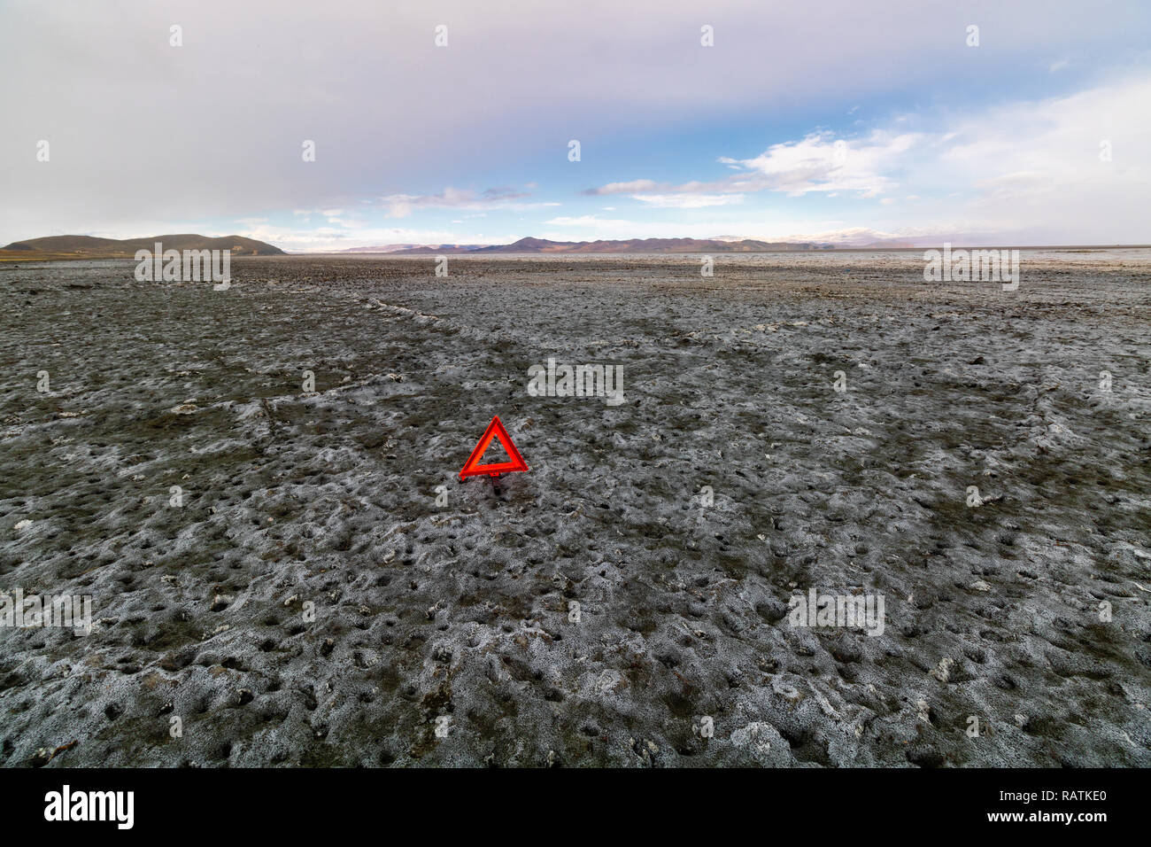 Un segno di pericolo sulla terra asciutta, Urmia lake, il secondo più grande lago salato nel mondo Foto Stock