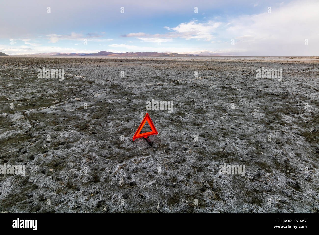 Un segno di pericolo sulla terra asciutta, Urmia lake, il secondo più grande lago salato nel mondo Foto Stock