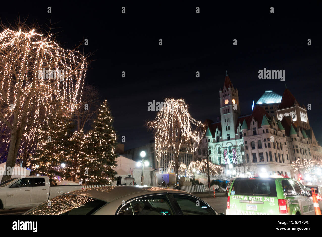 Vista invernale del caposaldo storico centro affacciato sul illumina di alberi nel Parco di riso. St Paul Minnesota MN USA Foto Stock