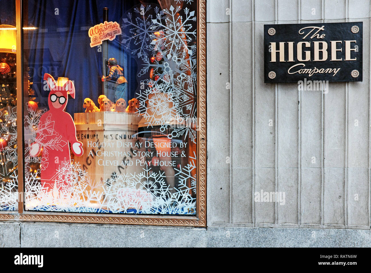 La società Higbee edificio sulla pubblica piazza nel centro di Cleveland, Ohio, USA il Natale la finestra di visualizzazione di " una storia di Natale' filmato. Foto Stock