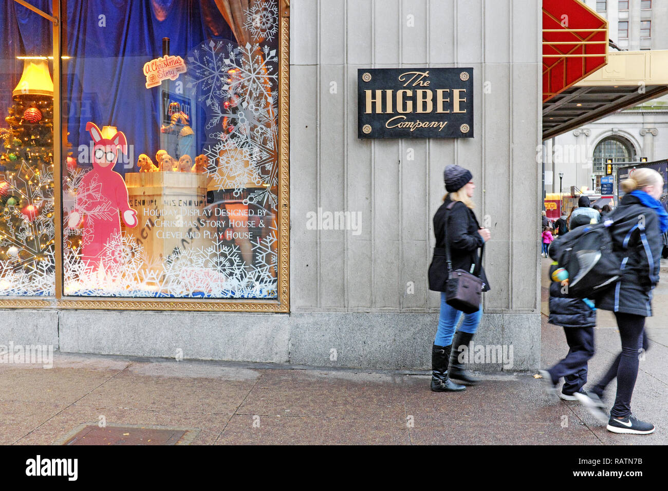 La società Higbee edificio, ora Jack Casino, nel centro cittadino di Cleveland, Ohio, Stati Uniti d'America con una finestra di visualizzazione per le vacanze di " una storia di Natale". Foto Stock