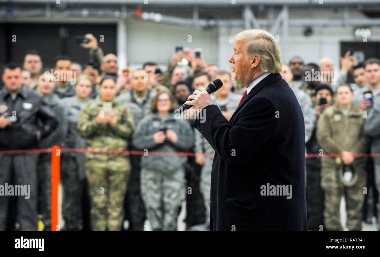 Presidente Donald Trump e la first lady Melania Trump posano per una foto con gli Stati Uniti Avieri su Ramstein Air Base, Germania, Dic 27, 2018. Il presidente arrestato a Ramstein al suo ritorno dalla visita di truppe in Iraq. (U.S. Air Force photo by Staff Sgt. Timothy Moore) Foto Stock