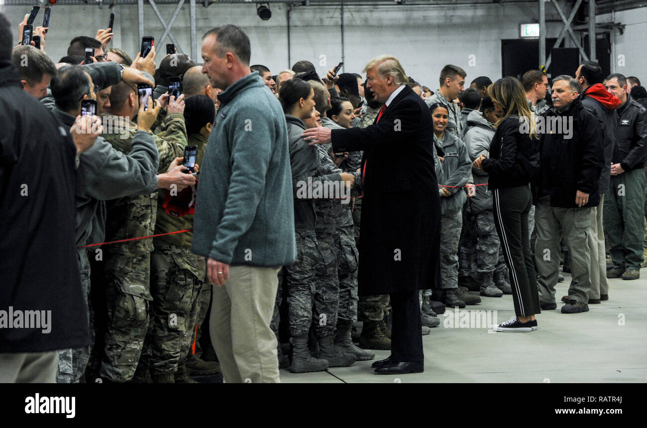 Presidente Donald Trump e la first lady Melania Trump incontrare con gli Stati Uniti Avieri su Ramstein Air Base, Germania, Dic 27, 2018. Il presidente arrestato a Ramstein al suo ritorno dalla visita di truppe in Iraq. (U.S. Air Force photo by Staff Sgt. Timothy Moore) Foto Stock