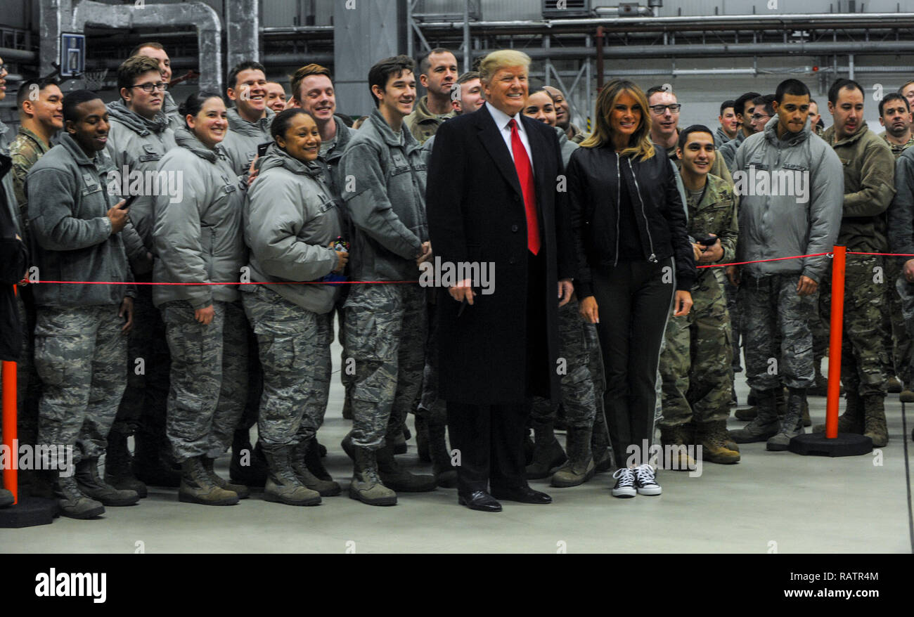 Presidente Donald Trump e la first lady Melania Trump posano per una foto con gli Stati Uniti Avieri su Ramstein Air Base, Germania, Dic 27, 2018. Il presidente arrestato a Ramstein al suo ritorno dalla visita di truppe in Iraq. (U.S. Air Force photo by Staff Sgt. Timothy Moore) Foto Stock