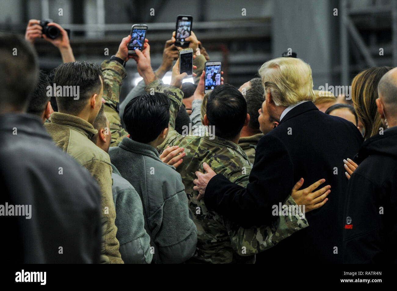 Presidente Donald Trump e la first lady Melania Trump posano per le foto con gli Stati Uniti Avieri su Ramstein Air Base, Germania, Dic 27, 2018. Il presidente arrestato a Ramstein al suo ritorno dalla visita di truppe in Iraq. (U.S. Air Force photo by Staff Sgt. Timothy Moore) Foto Stock