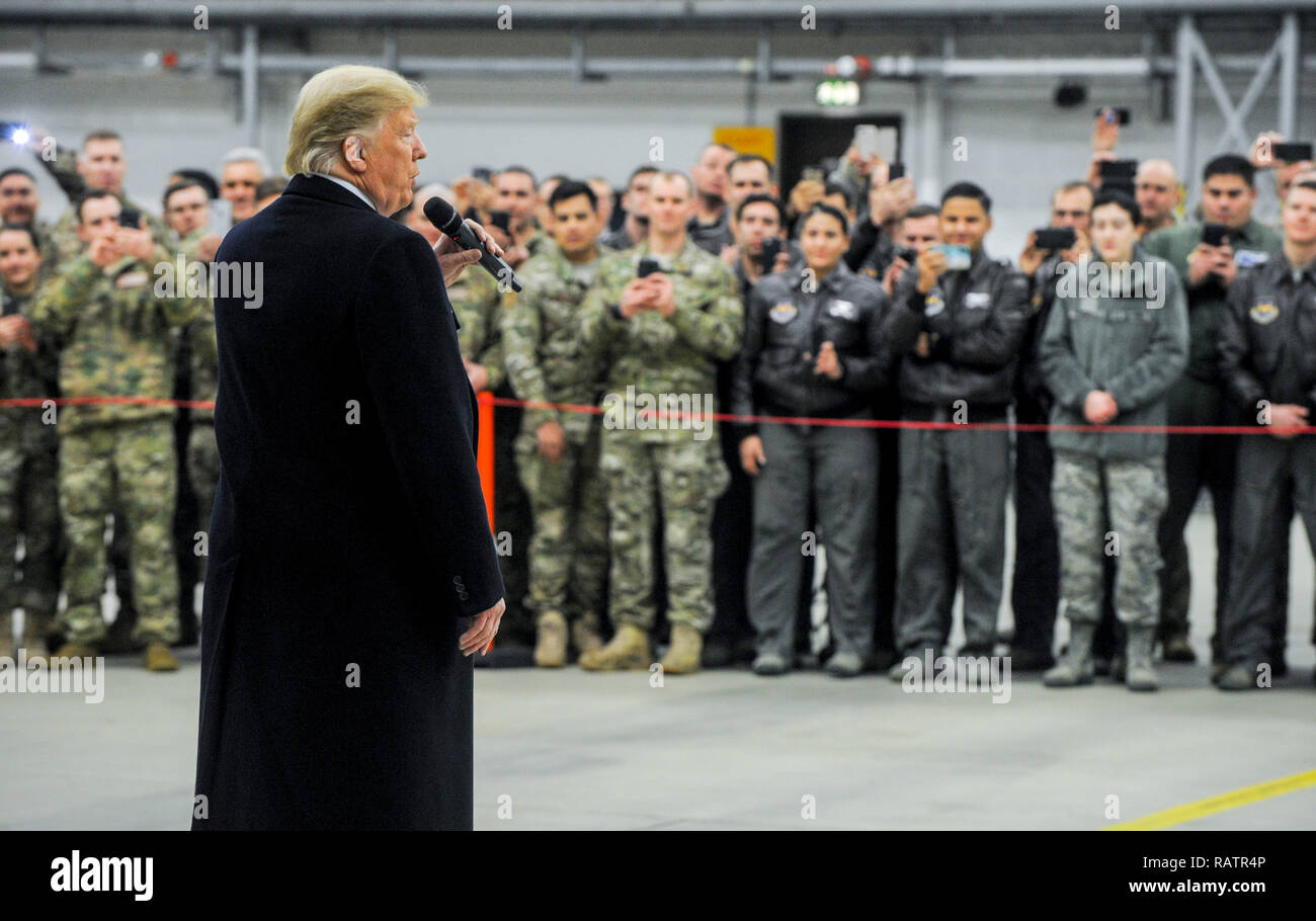 Presidente Donald Trump parla di U.S. Avieri su Ramstein Air Base, Germania, Dic 27, 2018. Il presidente arrestato a Ramstein al suo ritorno dalla visita di truppe in Iraq. (U.S. Air Force photo by Staff Sgt. Timothy Moore) Foto Stock