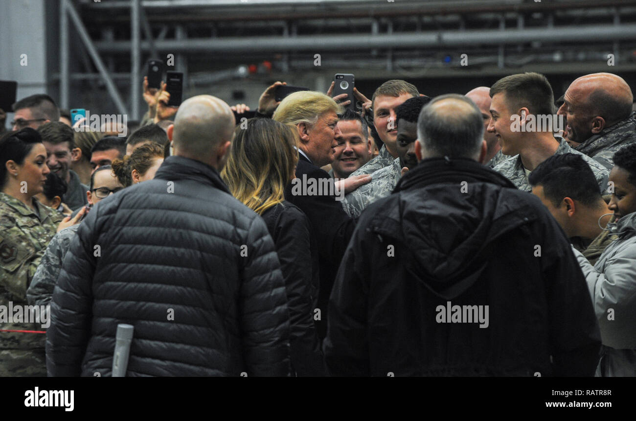 1121 Presidente Donald Trump e la first lady Melania Trump posano per le foto con gli Stati Uniti Avieri su Ramstein Air Base, Germania, Dic 27, 2018. Il presidente arrestato a Ramstein al suo ritorno dalla visita di truppe in Iraq. (U.S. Air Force photo by Staff Sgt. Timothy Moore) Foto Stock