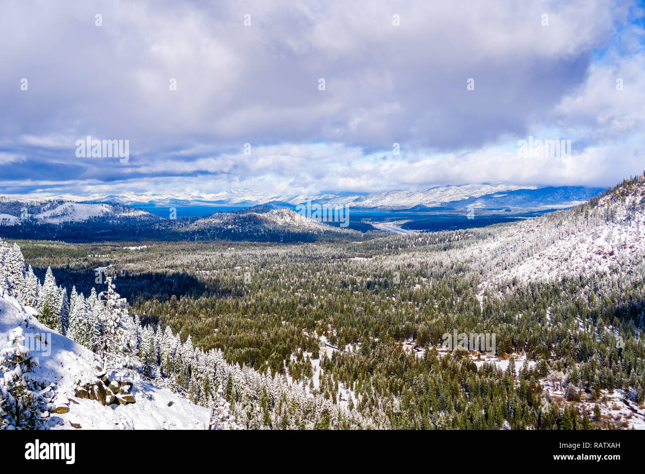 Vista aerea della zona del lago Tahoe su un giorno di tempesta, Sierra Nevada, in California Foto Stock