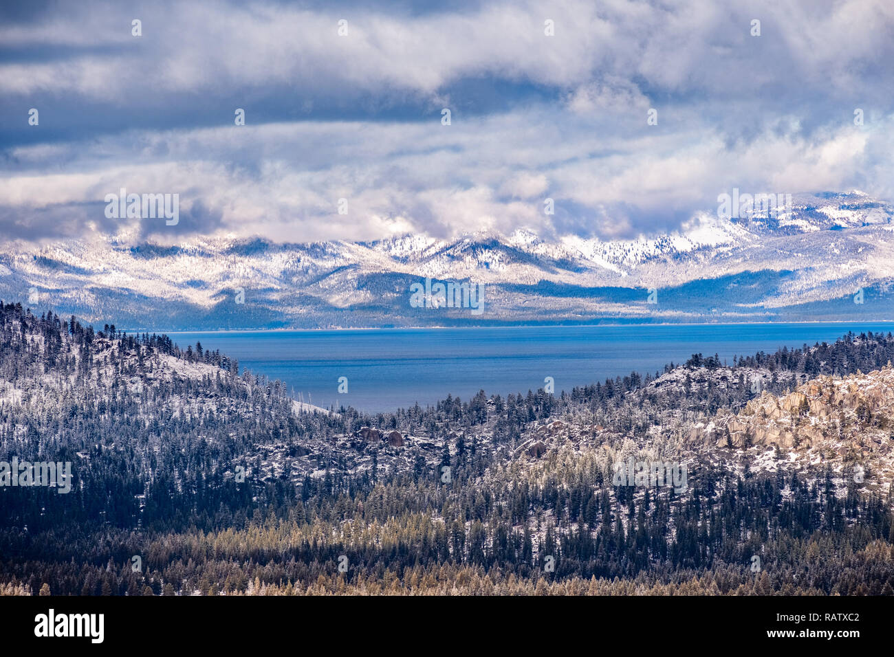 Vista aerea del Lago di Tahoe su un giorno di tempesta, Sierra Nevada, in California Foto Stock