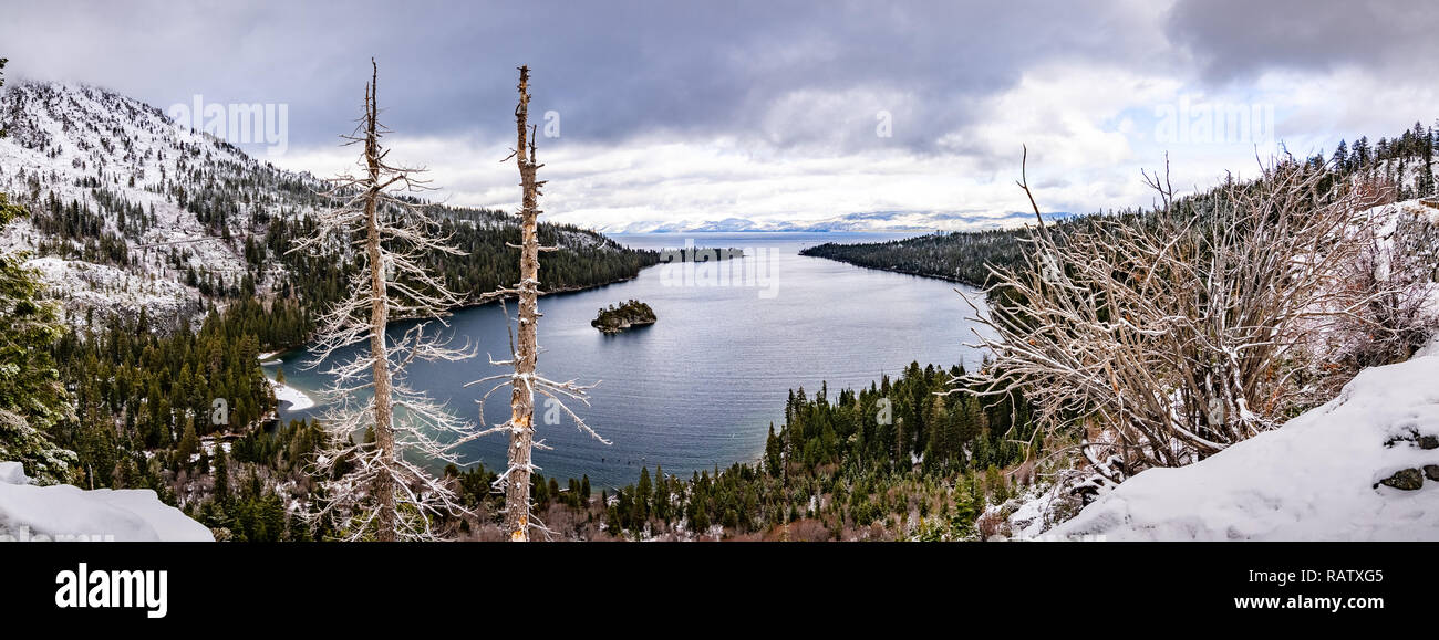 Vista aerea di Emerald Bay su un nuvoloso giorno di inverno, South Lake Tahoe, California Foto Stock