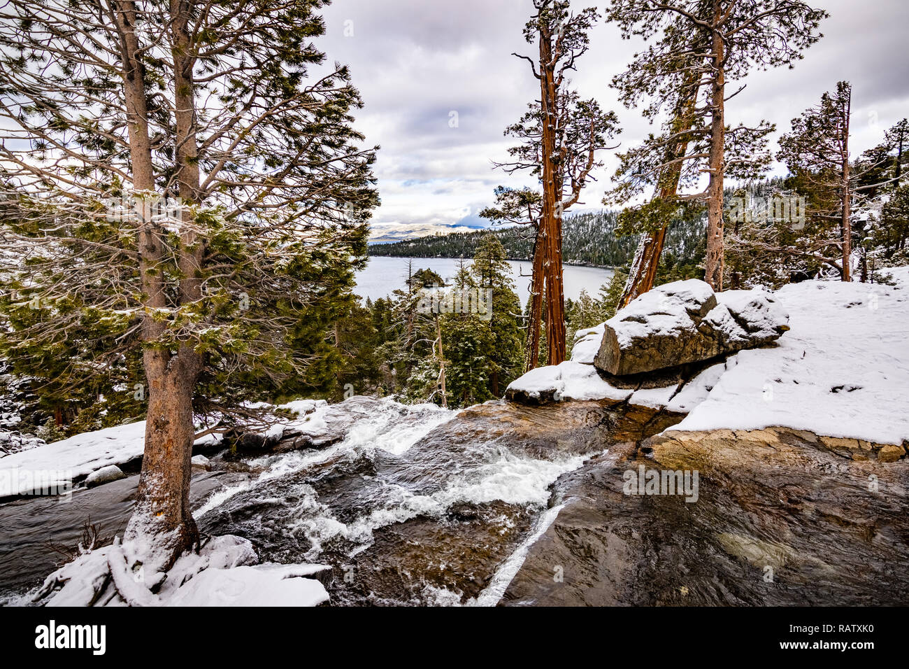 Abbassare Eagle Falls su un nuvoloso giorno di inverno, Emerald Bay e il Lago Tahoe visibile in background Foto Stock