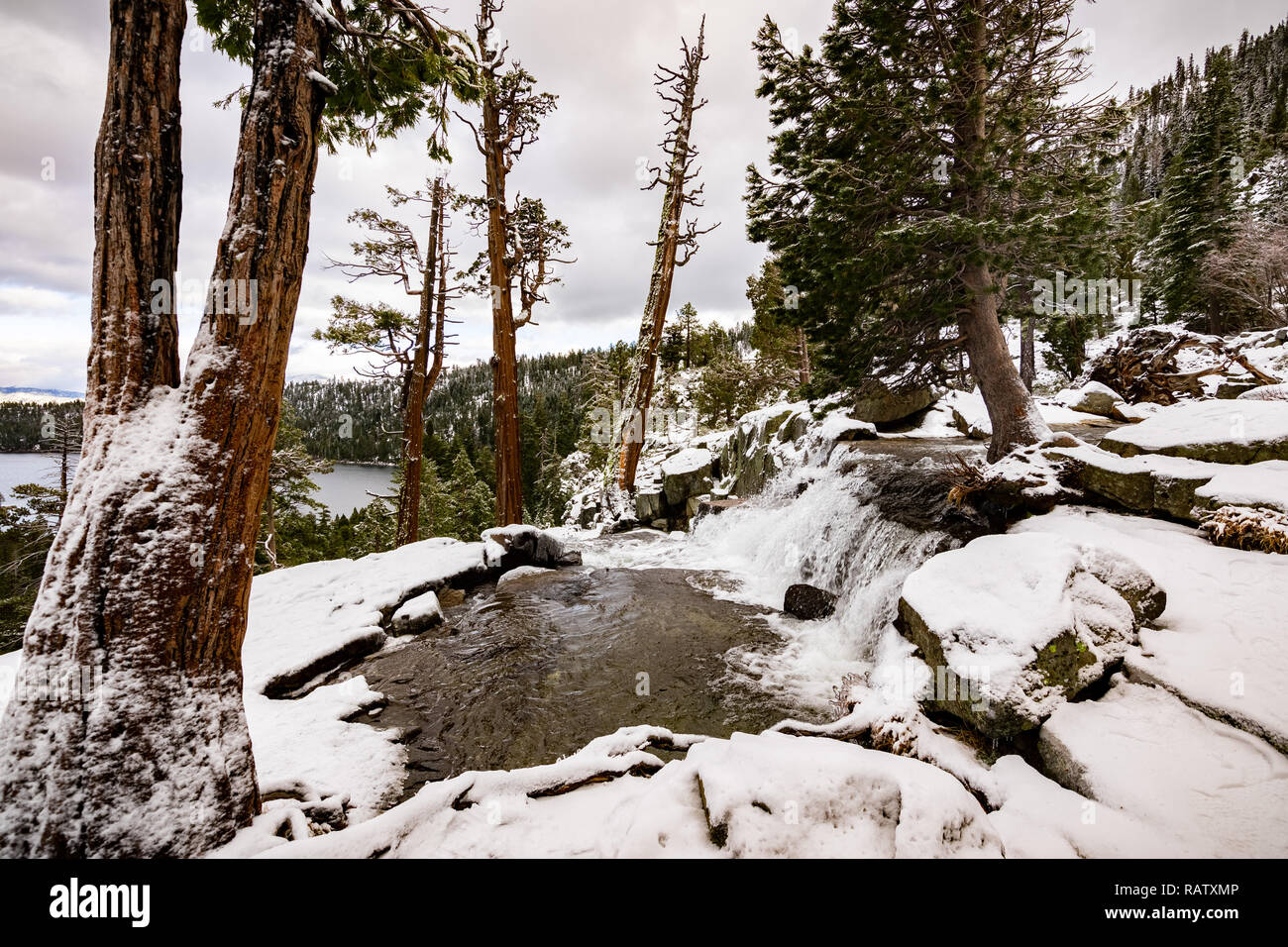 Abbassare Eagle Falls su un nuvoloso giorno di inverno, Emerald Bay e il Lago Tahoe visibile in background Foto Stock