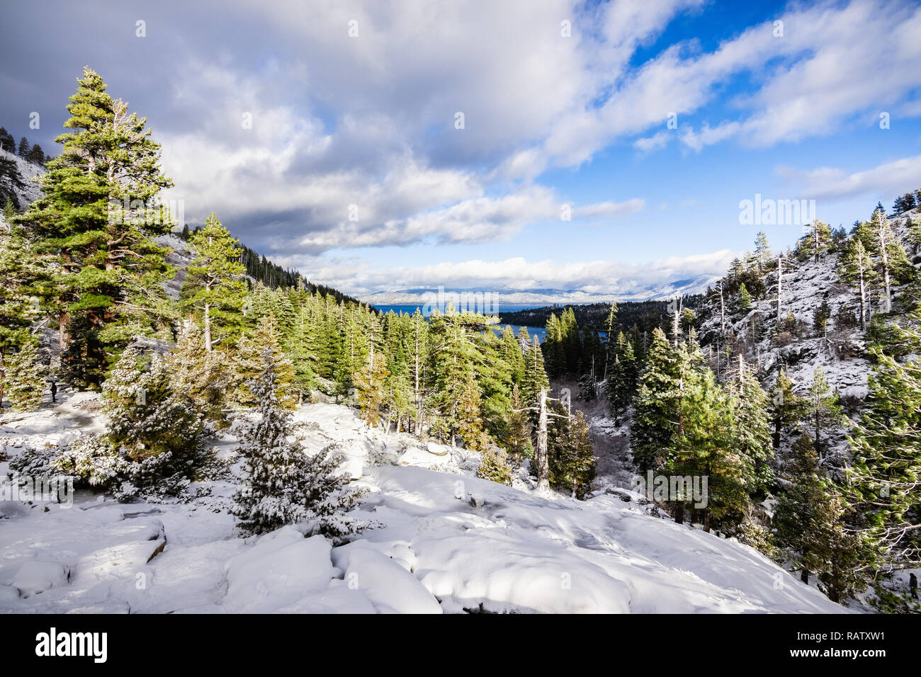 Bella giornata invernale in Sierra Mountains, Emerald Bay e il Lago Tahoe visibile in background, California Foto Stock