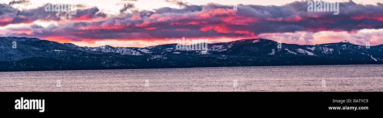 Splendide vedute del tramonto sul Lago Tahoe, Sierra montagne coperte di neve vizible in background; California Foto Stock