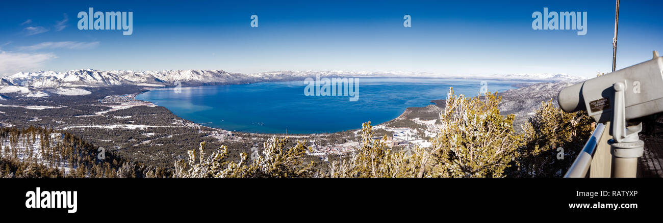 Vista aerea del Lago di Tahoe su una soleggiata giornata invernale, Sierra Nevada, in California; lontano oculare di visualizzazione sul lato destro; Foto Stock