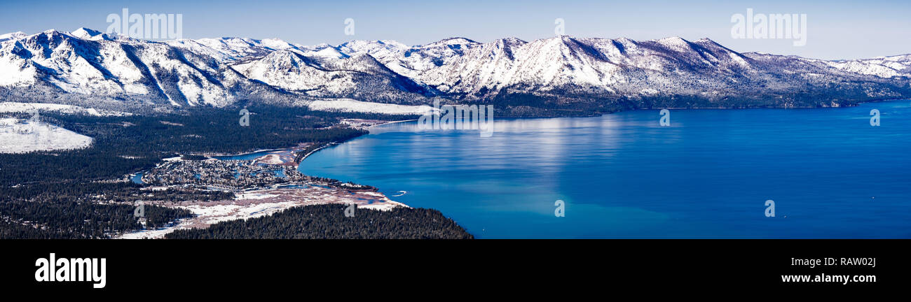 Vista aerea del Lago di Tahoe su una soleggiata giornata invernale, Sierra montagne coperte di neve visibile in background, California Foto Stock