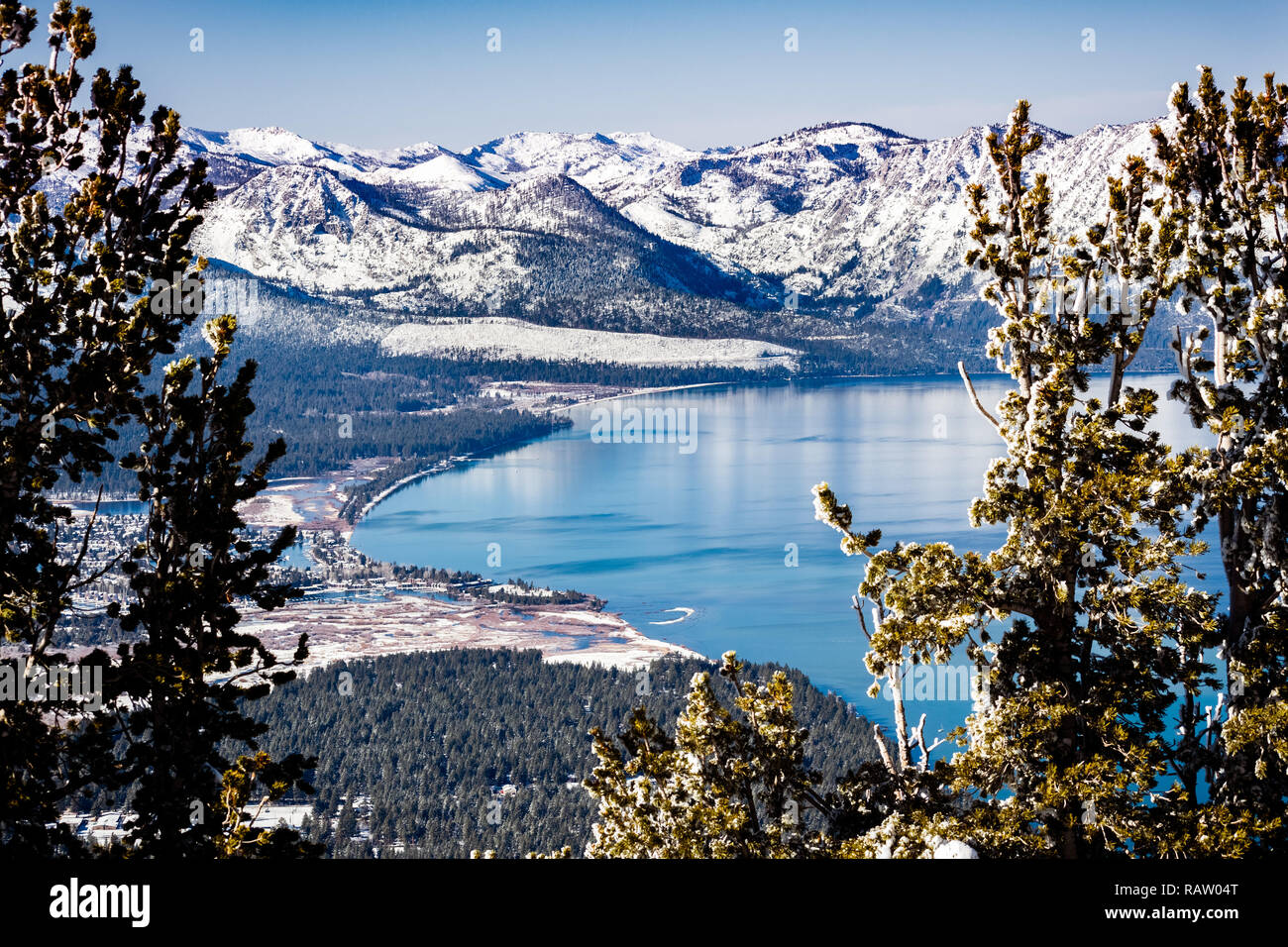 Vista aerea del Lago di Tahoe su una soleggiata giornata invernale, Sierra montagne coperte di neve visibile in background, California Foto Stock