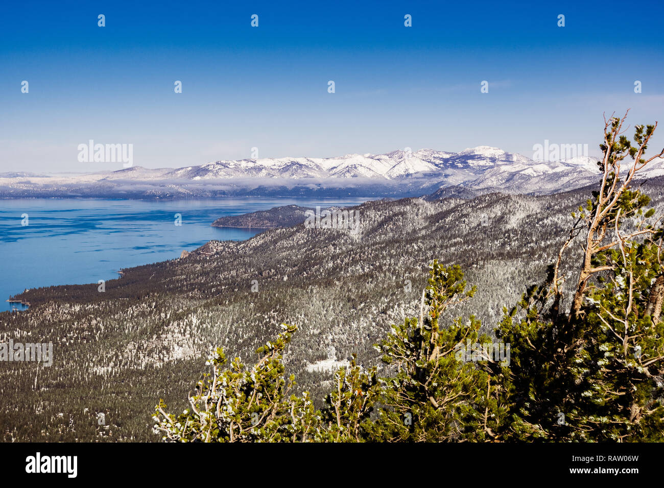 Vista aerea del Lago di Tahoe' litorale su una soleggiata giornata invernale, montagne di Sierra Nevada, Foto Stock