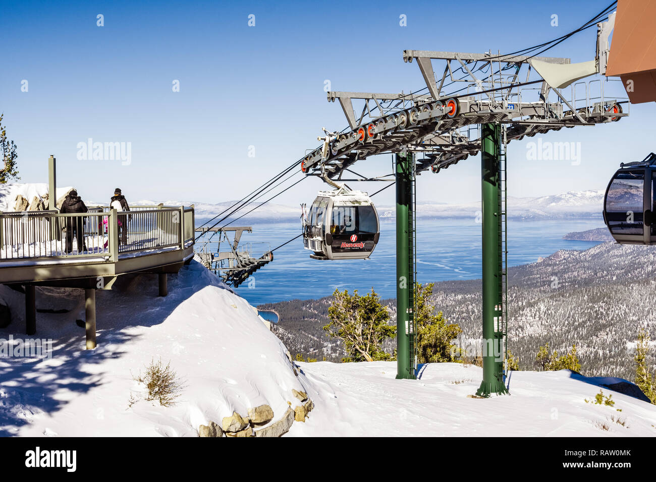 Dicembre 26, 2018 South Lake Tahoe / CA / STATI UNITI D'AMERICA - Heavenly ski resort turistico di Gondola coperta in una giornata di sole Foto Stock